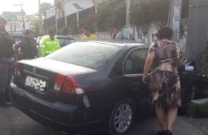 Motorista perde direção de veiculo e bate em poste na Max Teixeira