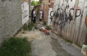 Com tiros pelo corpo, jovem é morto em beco na Zona Norte