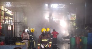 Incêndio destrói depósito de fábrica de Reciclagem de Óleo Lubrificante, em Manaus
