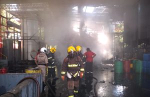 Incêndio destrói depósito de fábrica de Reciclagem de Óleo Lubrificante, em Manaus