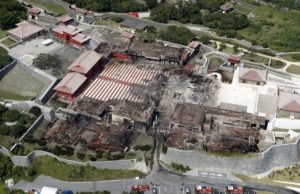 Entrada do salão do Castelo de Shuri estava fechada no momento do fogo