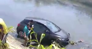 Motorista perde controle de veículo e vai parar dentro do igarapé do 40