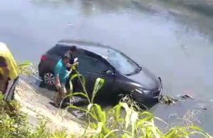 Motorista perde controle de veículo e vai parar dentro do igarapé do 40