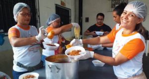 “Projeto Entre Amigos”, voluntários distribuem alimentos e carinho a moradores de rua em Manaus