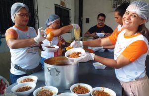 “Projeto Entre Amigos”, voluntários distribuem alimentos e carinho a moradores de rua em Manaus