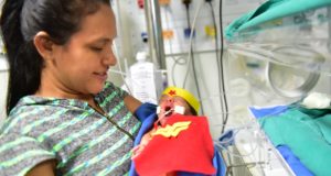 Bebês prematuros viram super-heróis em maternidade de Manaus
