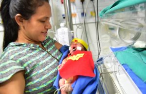 Bebês prematuros viram super-heróis em maternidade de Manaus