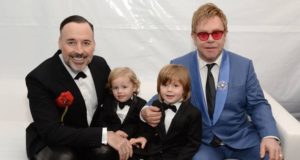 Elton John diz que tem medo de morrer antes de ver os filhos crescidos