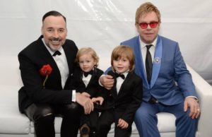 Elton John diz que tem medo de morrer antes de ver os filhos crescidos