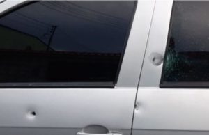 Veículo de policial militar é atingido por tiros, em Manaus