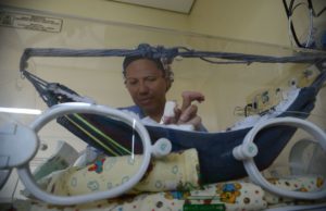 Prática que ajuda a salvar bebês prematuros completa 40 anos