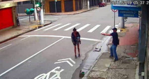 Moradora de rua é morta a tiros por mendigar R$1 de homem