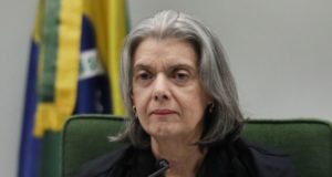 Cármen Lúcia manda TRF4 soltar presos por condenação em 2ª instância