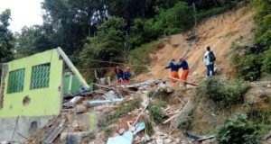 Casa desaba em cima de criança em Manaus