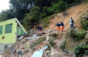 Casa desaba em cima de criança em Manaus