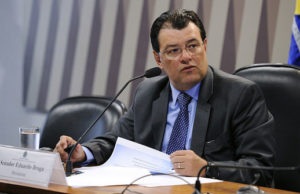 Polícia Federal cumpre mandados judiciais na casa de Eduardo Braga durante operação