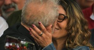 Namorada de Lula é chamada de cuidadora de idosos
