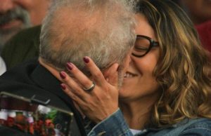 Namorada de Lula é chamada de cuidadora de idosos