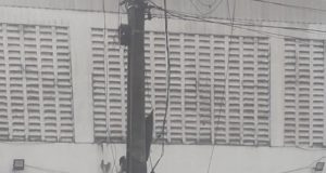 Eletricista é flagrado fazendo desvio de energia elétrica em poste no Vieiralves