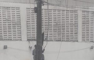 Eletricista é flagrado fazendo desvio de energia elétrica em poste no Vieiralves