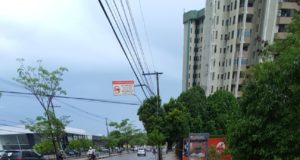 Buraco gigante se abre na avenida Djalma Batista, em Manaus