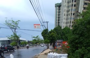 Buraco gigante se abre na avenida Djalma Batista, em Manaus