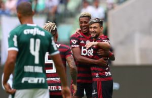 Flamengo vence Palmeiras em dia de recordes