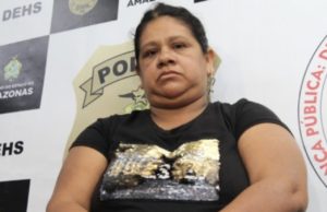 Copeira flagra marido com outra mulher em casa, e mata rival com uma facada no peito, em Manaus