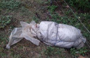 Cadáver é encontrado enrolado em saco plástico em ramal no Jorge Teixeira