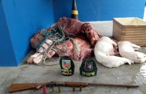 Em Parintins: Quatro homens foram presos com carne clandestina e arma; um adolescente apreendido