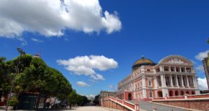 Teatro Amazonas comemora aniversário com visita teatralizada