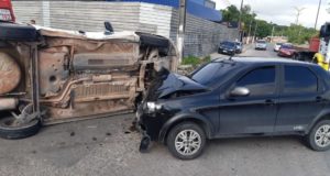 Acidente entre carros deixa trânsito complicado na Avenida Arquiteto José Henrique