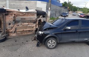 Acidente entre carros deixa trânsito complicado na Avenida Arquiteto José Henrique