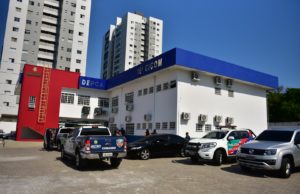 Mãe viaja para o interior e abandona filhos; as crianças foram encontradas com fome e sujas