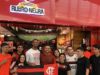 Torcedores do Flamengo tietam goleiro Bruno em shopping