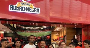 Torcedores do Flamengo tietam goleiro Bruno em shopping
