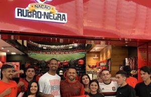 Torcedores do Flamengo tietam goleiro Bruno em shopping
