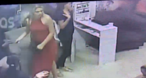 Em Manaus, mulher finge ser cliente e faz ‘a limpa’ em salão de beleza