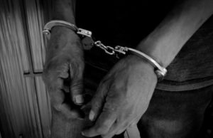 Pai é preso por tentar estuprar a filha grávida de seis meses