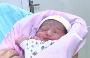 Mulher dá à luz em voo e avião faz pouso de emergência: “Emoção”