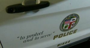 Policial é flagrado em vídeo apalpando os seios de morta