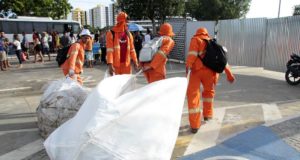 Quase 100 toneladas de lixo foram recolhidos da Praia da Ponta Negra após festas de Réveillon