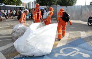 Quase 100 toneladas de lixo foram recolhidos da Praia da Ponta Negra após festas de Réveillon