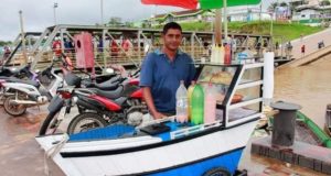 Para sustentar filhas, pai que também é mãe inventa barco-lanche em Beruri