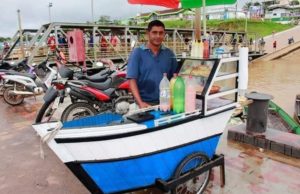 Para sustentar filhas, pai que também é mãe inventa barco-lanche em Beruri