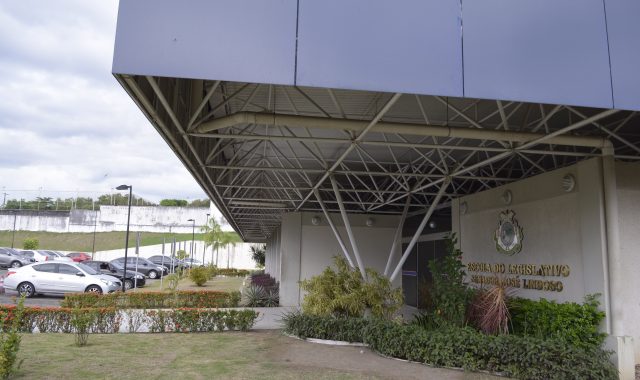 ALEAM_ESCOLA-DO-LEGISLATIVO_PALESTRAS-Edmar-Perrone-Aleam-640x380