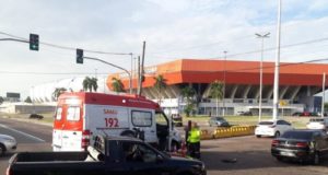 Casal fica ferido após colisão entre moto e ambulância do SAMU, em Manaus
