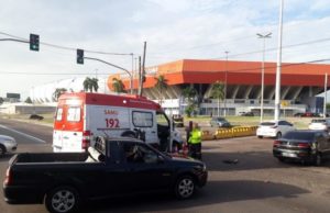 Casal fica ferido após colisão entre moto e ambulância do SAMU, em Manaus