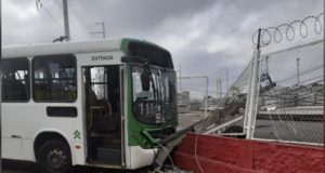 Sem motorista, ônibus desgovernado sai da estação e colide em muro