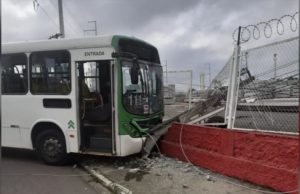 Sem motorista, ônibus desgovernado sai da estação e colide em muro